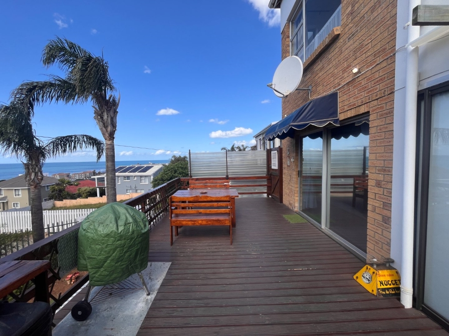 5 Bedroom Property for Sale in Wavecrest Eastern Cape